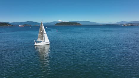 Drohnenaufnahme-Eines-Segelboots,-Das-Durch-Die-San-Juan-Inseln-Fährt