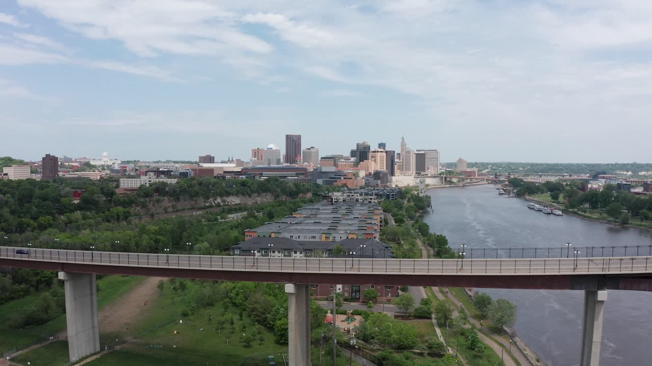super wide aerial dolly shot di saint paul, minnesota con alto ponte che attraversa il fiume mississippi in primo piano