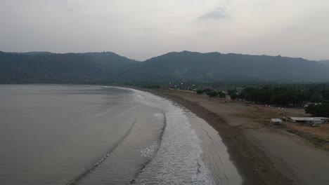 vista de la costa al amanecer o al anochecer