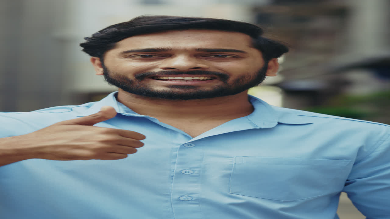 Portrait of a smiling man giving a thumbs up