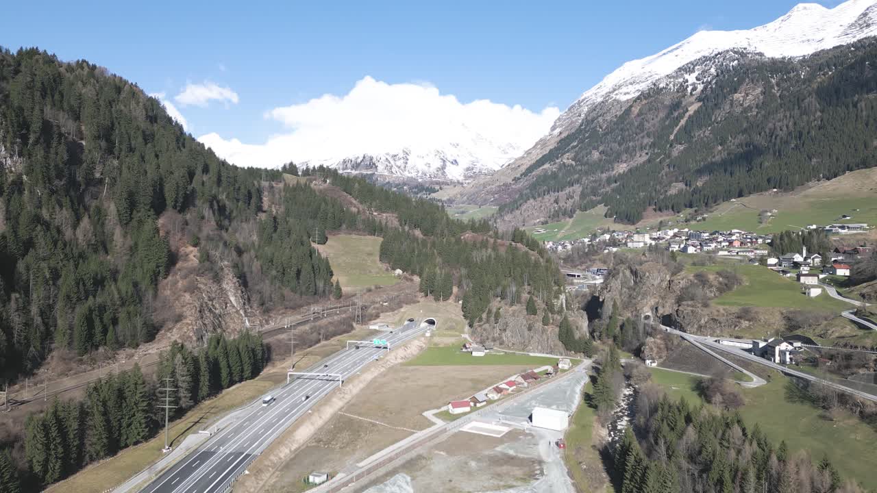 hiperlapso aéreo del tráfico de autopistas, túneles y paisajes de los alpes suizos, toma de dron