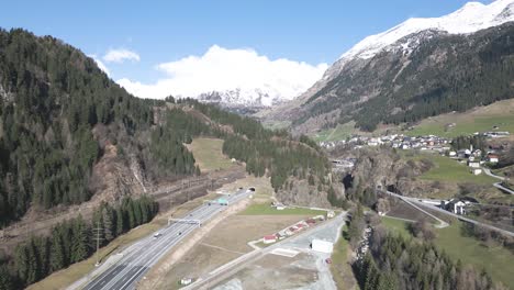 hiperlapso aéreo del tráfico de autopistas, túneles y paisajes de los alpes suizos, toma de dron