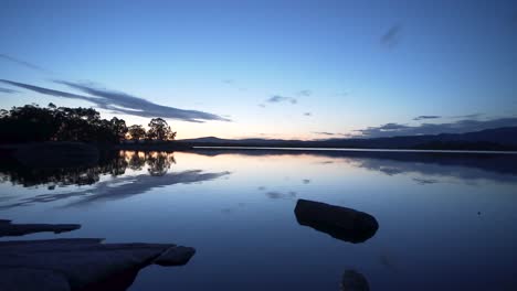 Puesta-De-Sol-En-El-Lago-Después-De-La-Hora-Dorada