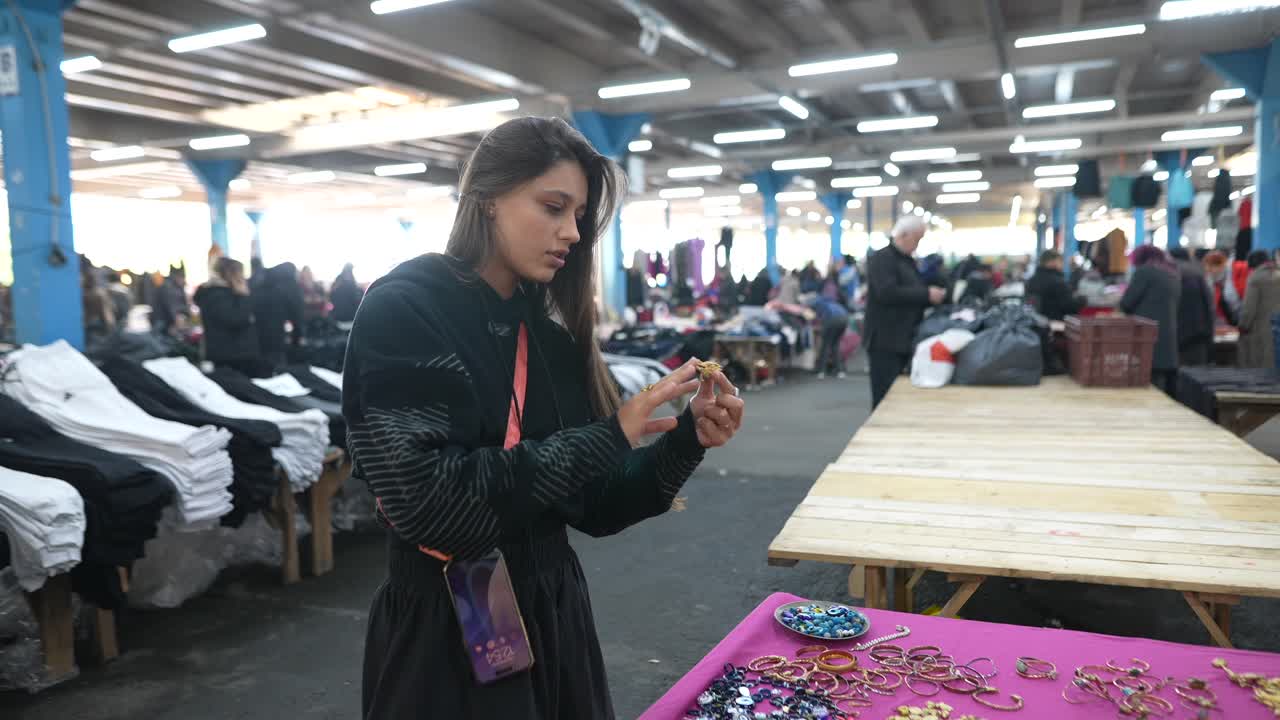 Mulher comprando joias em um mercado coberto