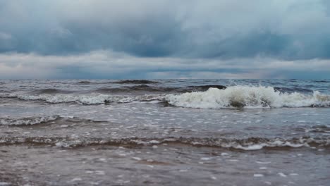 Las-Pequeñas-Olas-Del-Mar-Pelean-Con-La-Arena