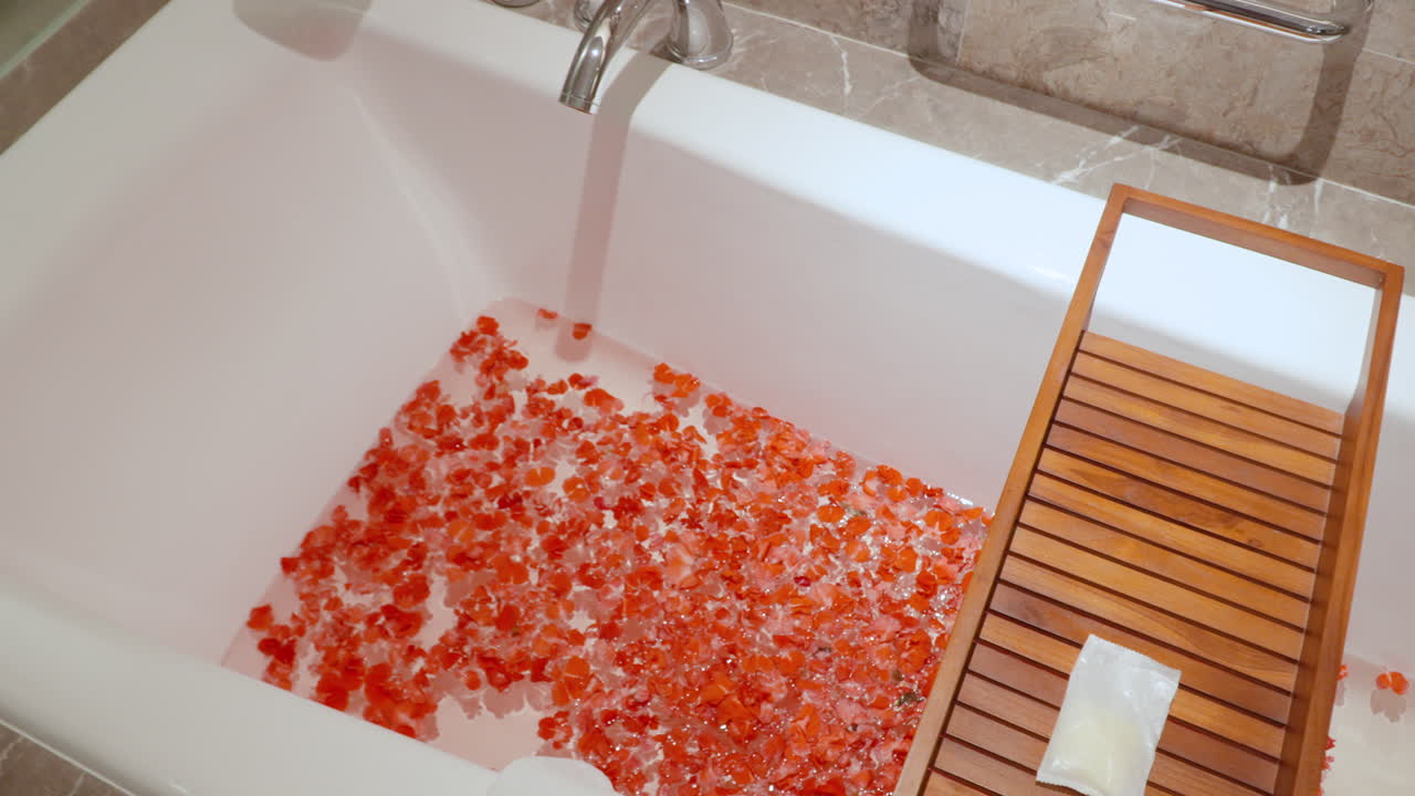 열대 꽃 잎을 가진 럭셔리 호텔 욕조: 인터콘티탈 발리 리조트 에서 로맨틱한 분위기를 위해, 발리 인도네시아