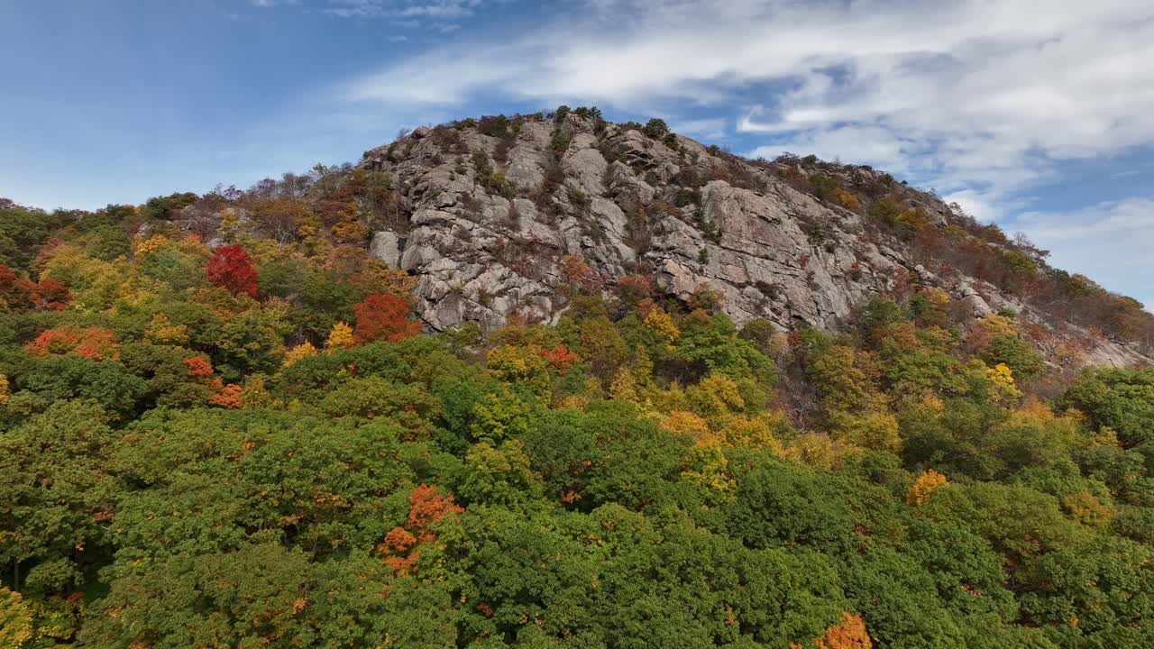 una vista aérea sobre las montañas en el norte del estado de nueva york en la temporada de otoño
