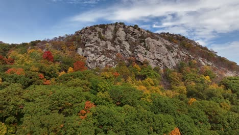 Una-Vista-Aérea-Sobre-Las-Montañas-En-El-Norte-Del-Estado-De-Nueva-York-En-La-Temporada-De-Otoño