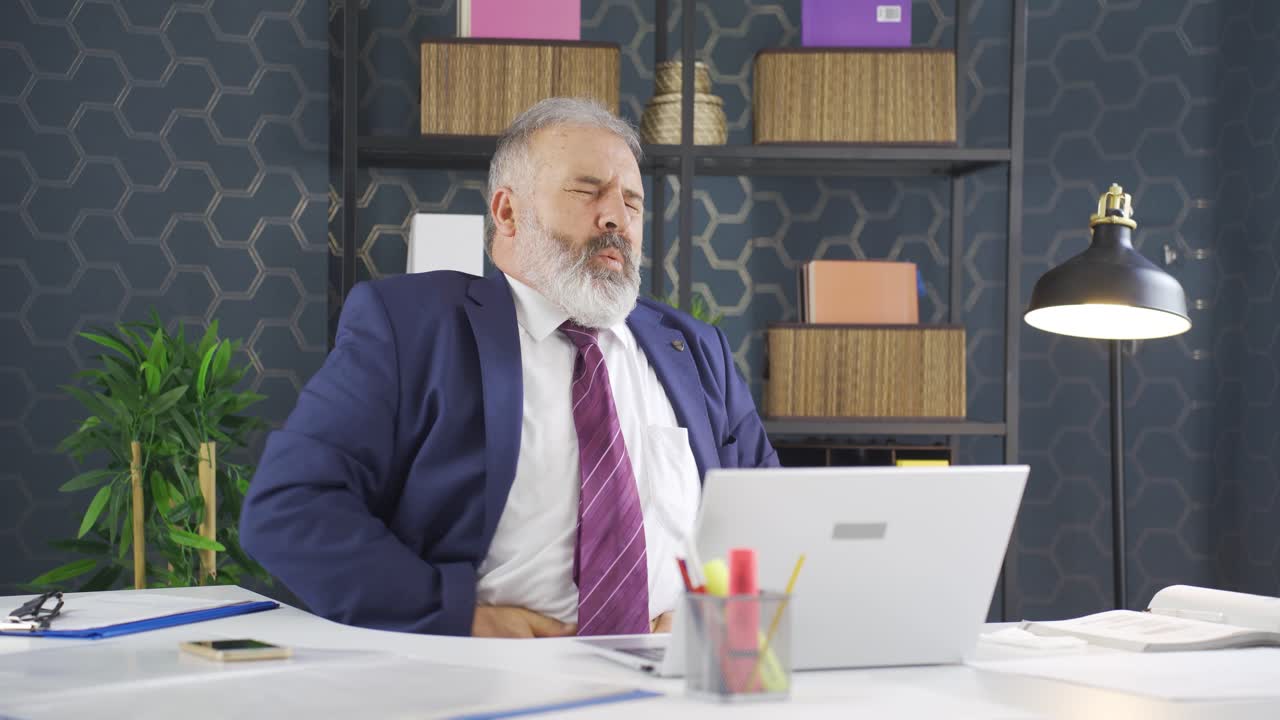 복통을  ⁇ 고 있는 사업가입니다.