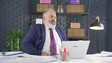 hombre de negocios que sufre de dolor de estómago.