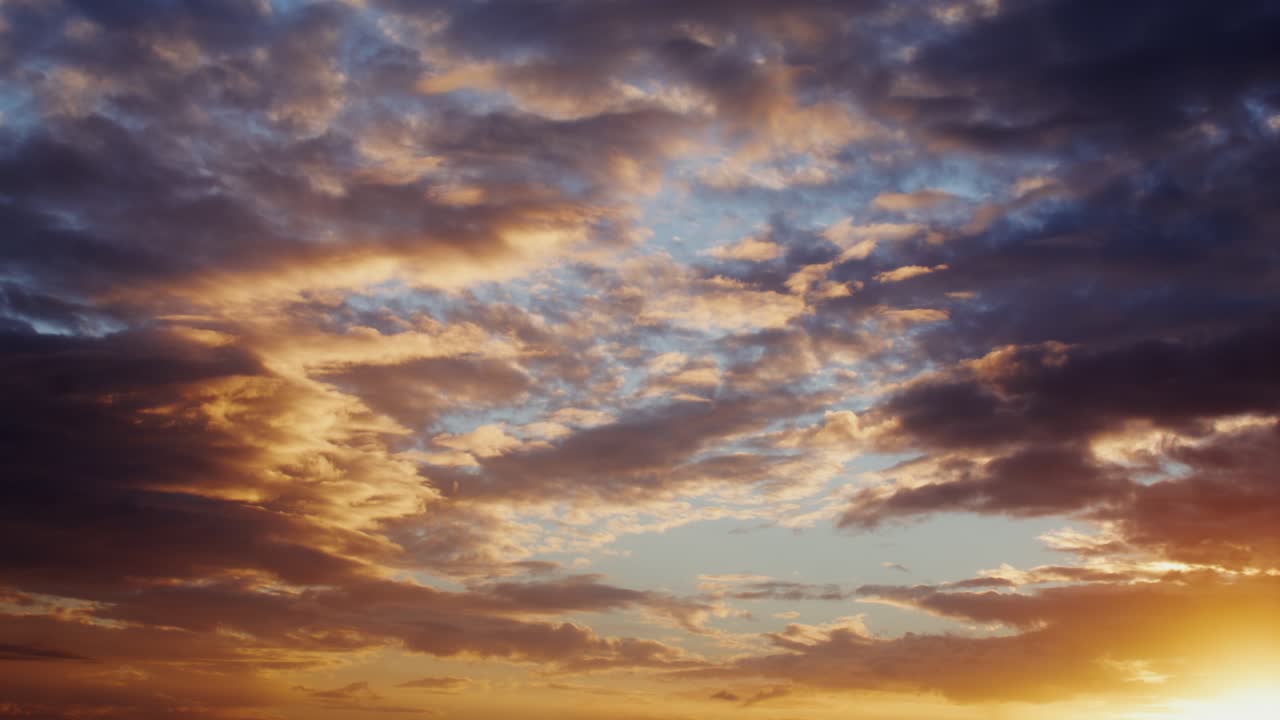 극적인 일몰 구름 풍경