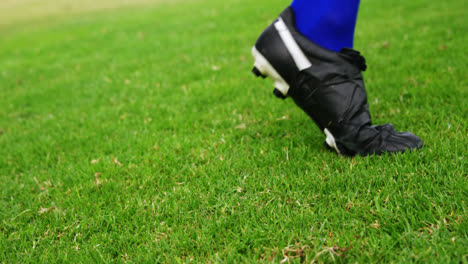 Jugador-De-Fútbol-Pateando-Una-Pelota-En-El-Campo