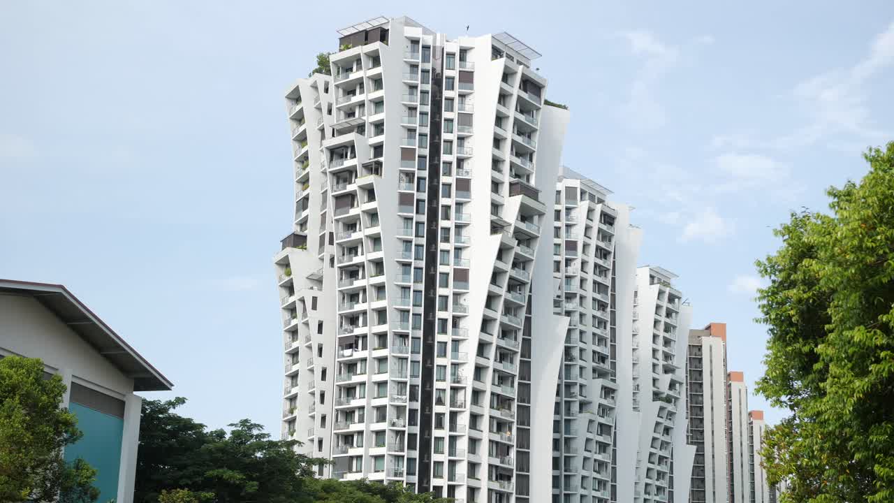 vista de bajo ángulo de los edificios residenciales de signapore contra el cielo azul,