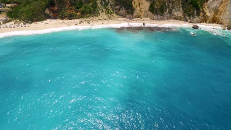 Playa-De-Petani-En-Cefalonia,-Grecia-Con-Aguas-Turquesas-Y-Arenas-Blancas,-Vista-Aérea