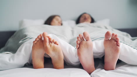 pareja durmiendo en la cama