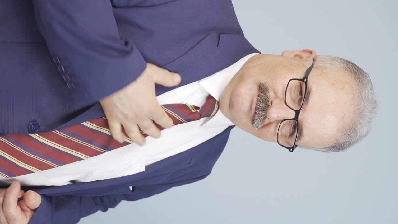 거만한  ⁇ 은 사업가의 수직 비디오.