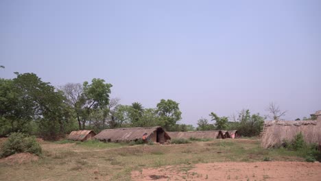 los indígenas de las zonas remotas de la india viven en chozas de barro y chozas con techo de paja