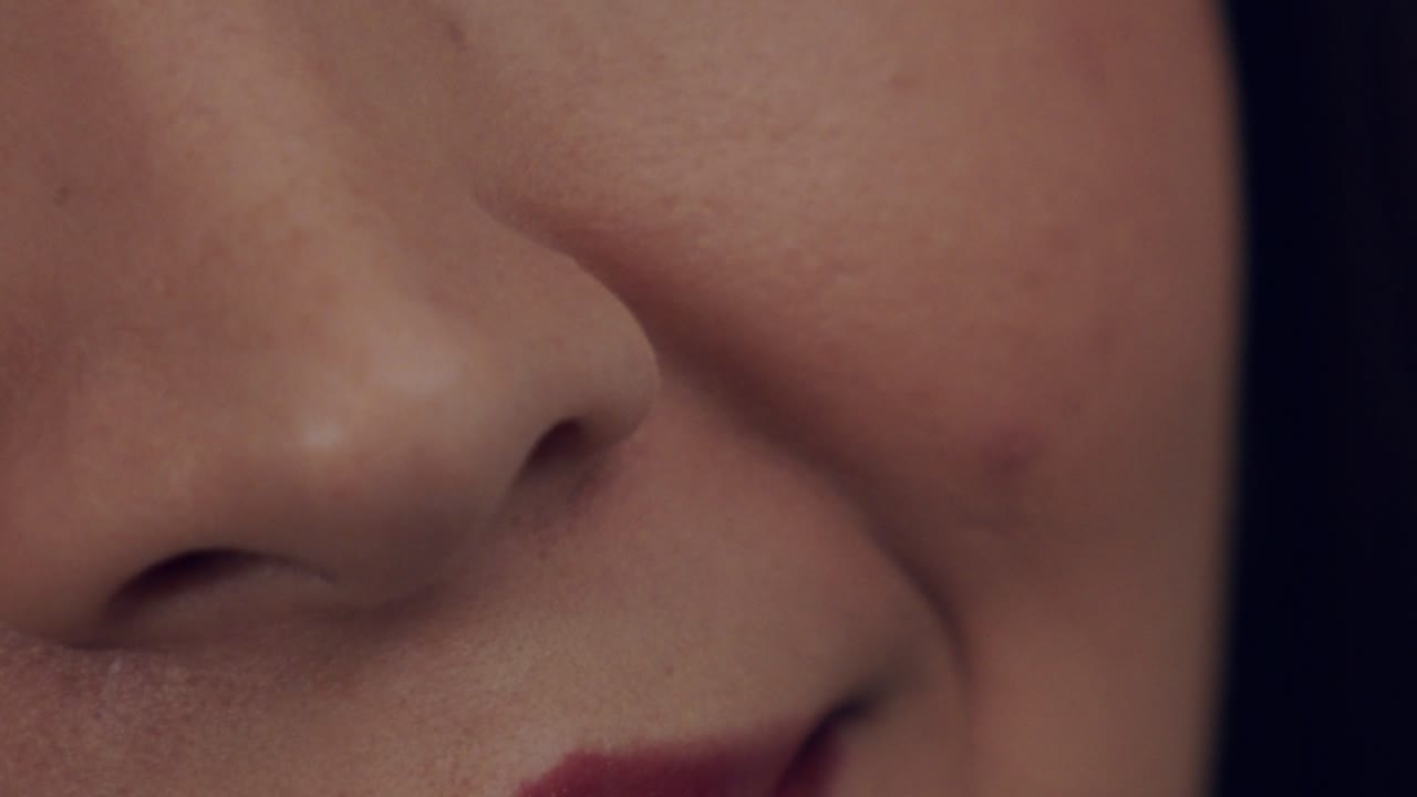 ラテン系女性の笑顔と顔の接写