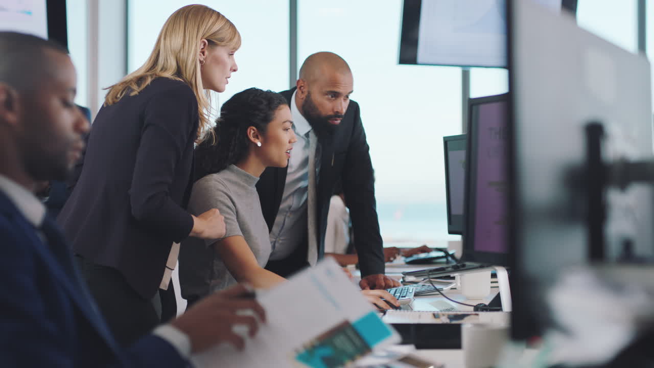 gente de negocios, computadora o trabajo en equipo