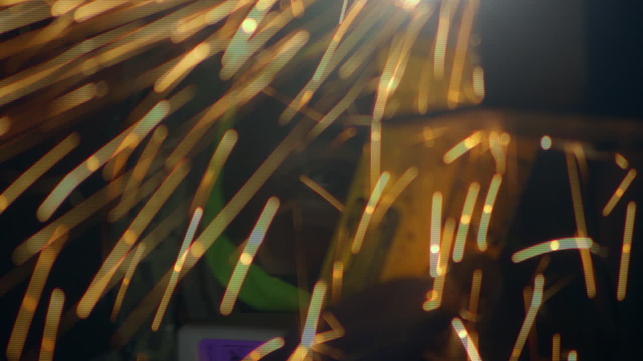 trabajador de la industria lima piezas de metal con una sierra circular, generando chispas espectaculares