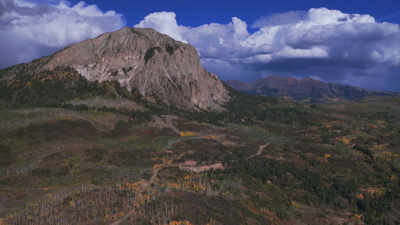 Marcellina Mountain Kebler Pass Ruby Peak Raggeds Wilderness Colorado, drone aereo in un pomeriggio soleggiato d'autunno, nuvole, cielo blu, alberi di aspen gialli e colorati, Paonia Somerset Crested Butte, cerchio a sinistra