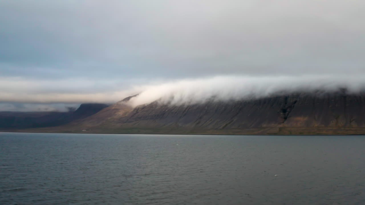 아이슬란드 만에서 구름 덮개 아래 산, 롱 샷
