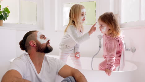 la máscara facial de la familia es divertida.