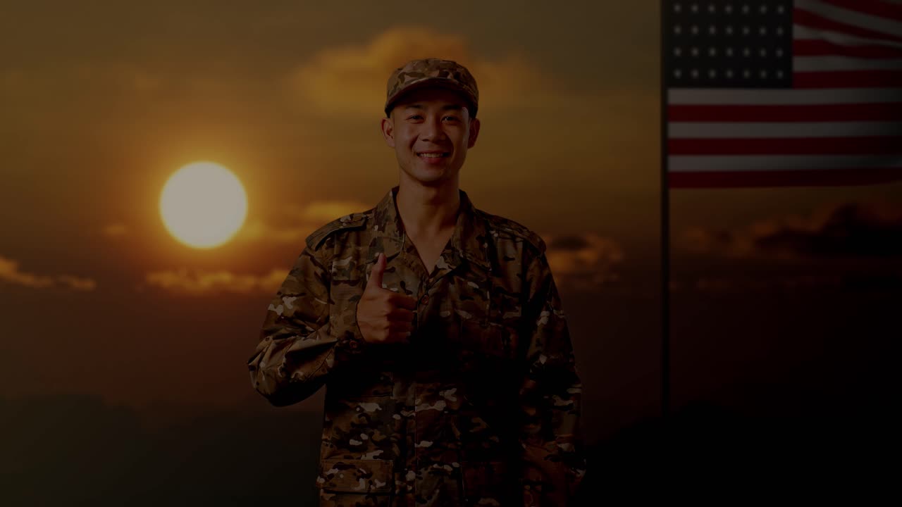 엄지손가락을 높이 들고 웃는 군인