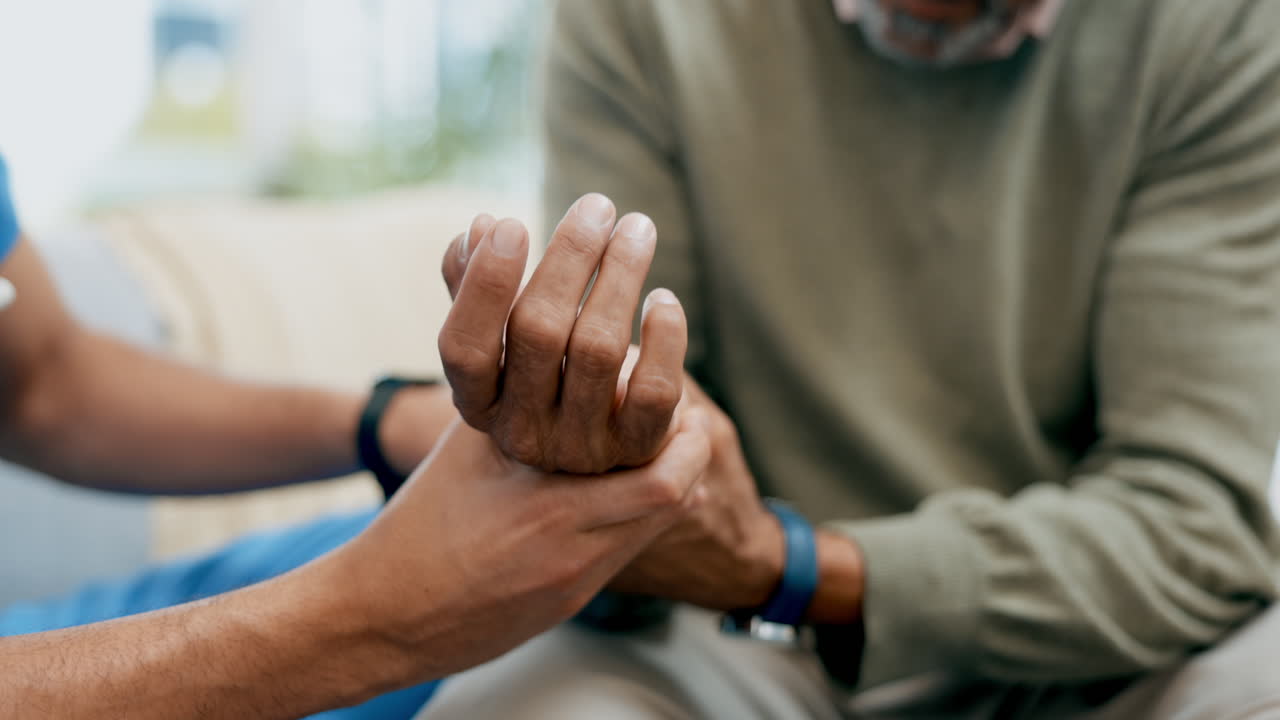 hombre, fisioterapia y estiramiento de las manos