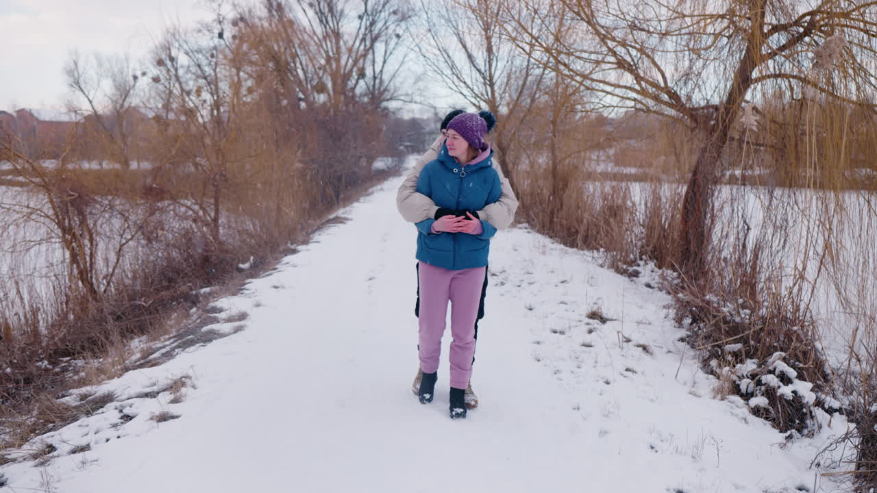 눈 인 풍경 을 걸어다니는 부부
