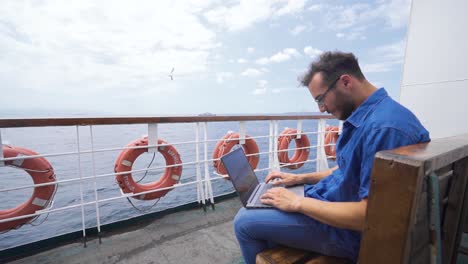 Slow-motion-of-office-worker-working-outdoors-outside-the-office.