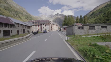 Conduciendo-Por-El-Paso-De-Grimsel-En-Suiza