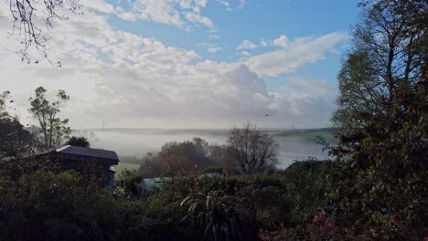 Un-Cielo-Azul-Y-Nubes-Blancas-Y-Esponjosas-Y-Una-Niebla-De-Otoño-Temprano-En-La-Mañana-Sobre-El-Estuario-De-Tamar-En-El-Condado-De-Devon-En-El-Reino-Unido