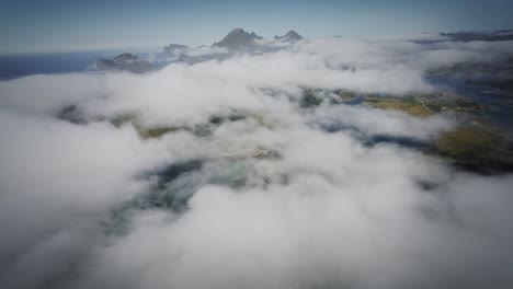 fotografía cinematográfica de un dron fpv estabilizada desde lofoten revelando la costa de noruega a través de las nubes