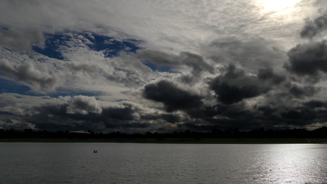 호수의 정상적인 속도로 황혼에 극적인 하늘의 시간 경과