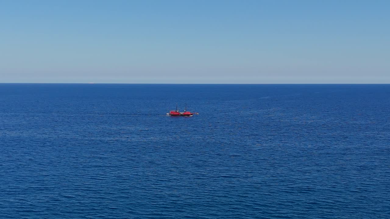 그리스의 크레타 섬에서 볼 수 있는 작은 은 배와 함께 높은 바다의 풍경