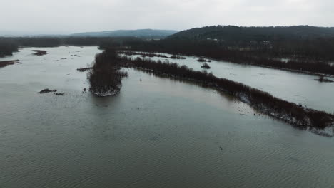 Bewölkter-Himmel-über-Dem-Lake-Sequoyah-Im-Winter-In-Arkansas,-USA