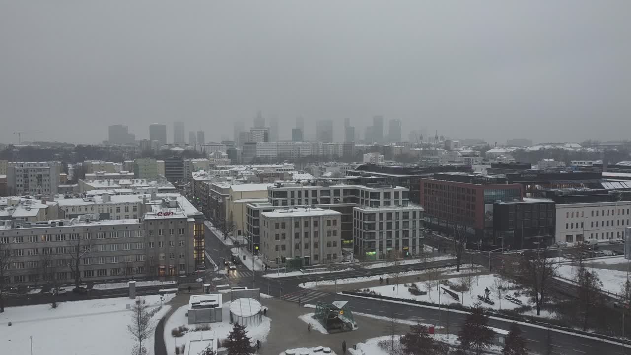 눈이 내리고 안개가 자욱한 날3에 바르샤바 도시 스카이라인의 드론 비디오