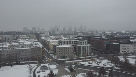 Drohnenvideo-Der-Skyline-Von-Warschau-An-Einem-Verschneiten-Und-Nebligen-Tag3