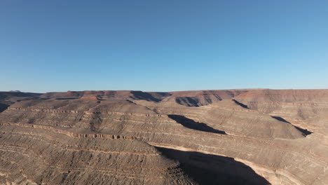 Toma-De-Drone-Del-Cañón-Y-El-Río-Serpenteando-De-Un-Lado-A-Otro