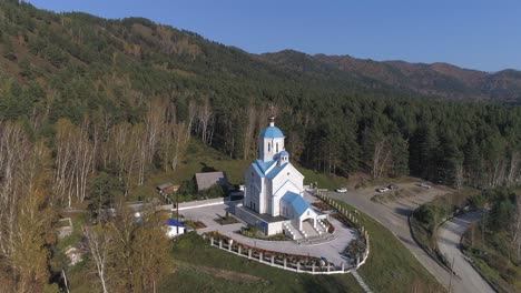 vista aérea de una iglesia en el bosque