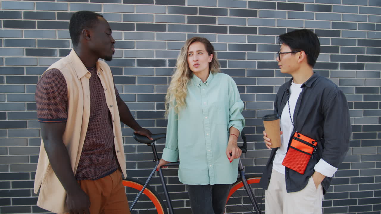 도시 거리에서 이야기 하는 다양한 친구 들