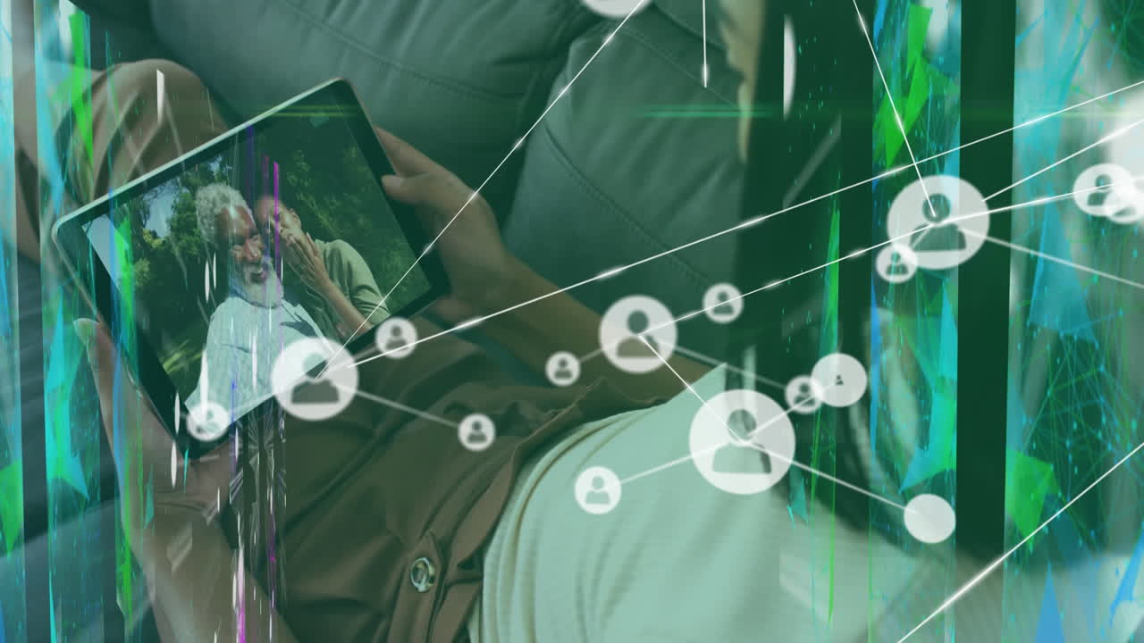 태블릿을 사용하는 여성 위의 디지털 아이콘 네트워크의 애니메이션