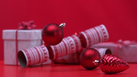 Adornos-Navideños-Girando-Y-Cayendo-Junto-A-Galletas-Y-Regalos.