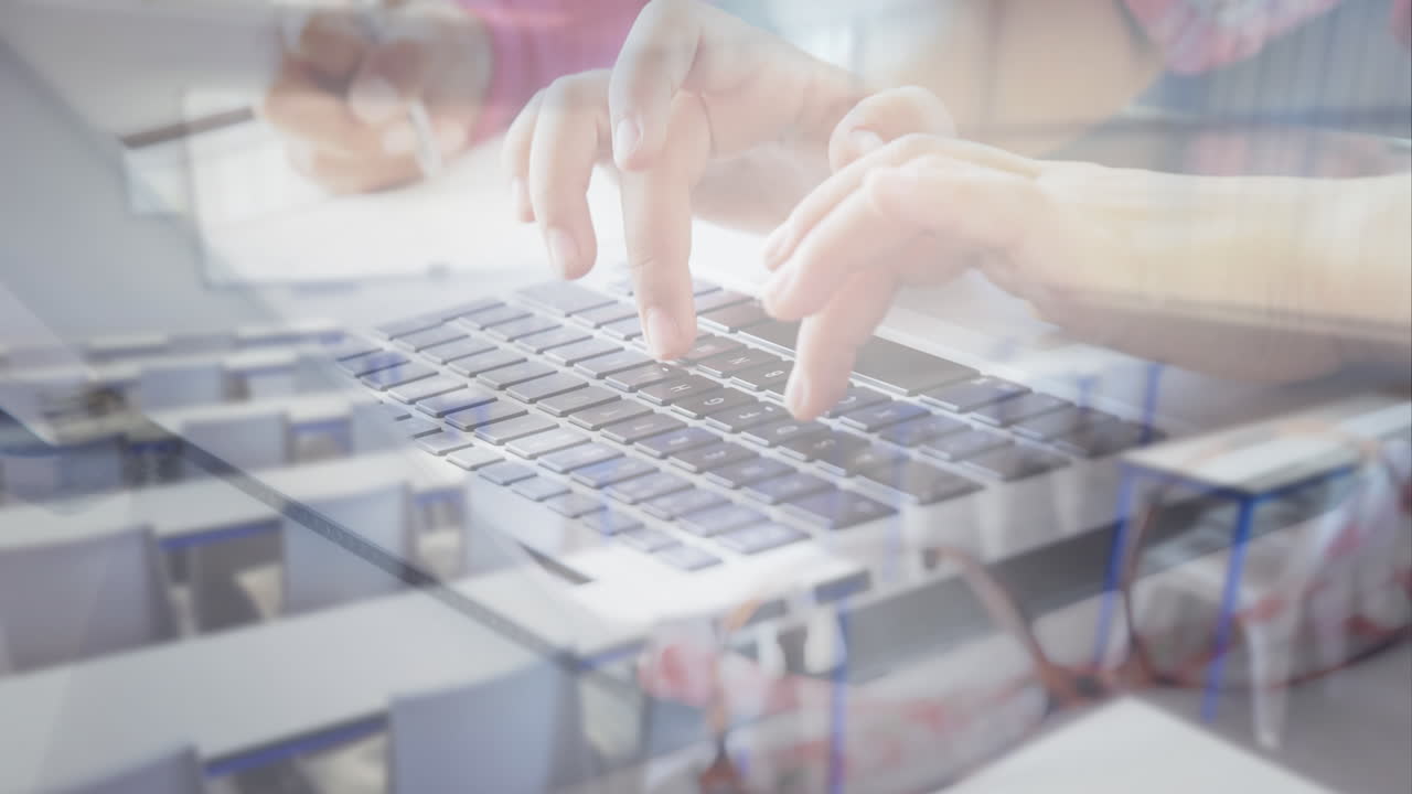 배경에 비어있는 클래스를 가진 노트북을 사용하는 아이의 애니메이션