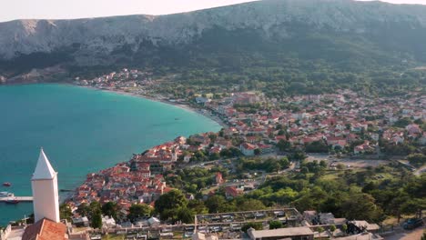 Arquitecturas-Escénicas-De-Resort-Y-Playas,-Iglesias,-Casco-Antiguo-De-Baska-Junto-A-Las-Montañas-Costeras-Cerca-Del-Mar-Azul-Tranquilo-De-La-Iglesia-Y-Cementerio-Sveti-Jurje-En-La-Isla-De-Krk,-Croacia