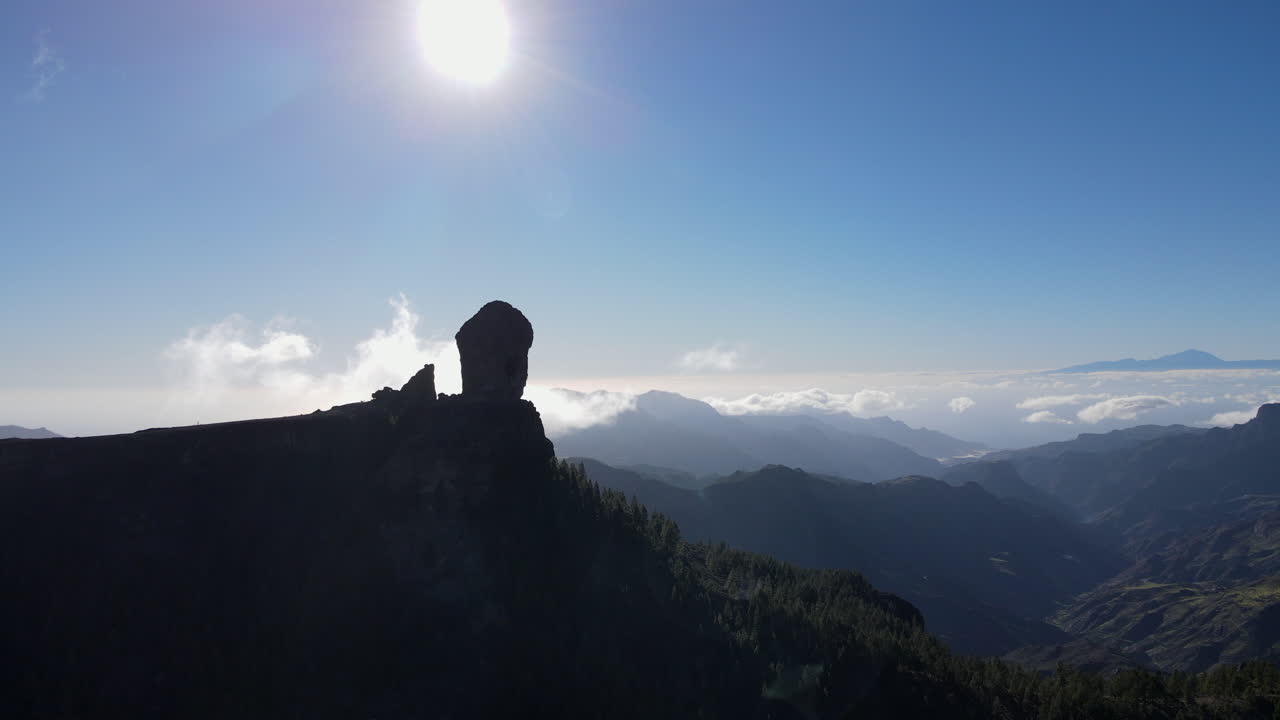 블루 아워, 로크 누블로, 피코 데 라스 니에베스, 그란 카나리아에서 산 꼭대기에 있는 큰 바위의 드론 비행