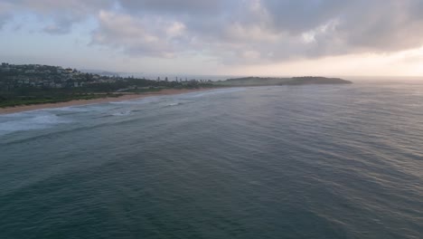 Toma-Aérea-De-La-Playa-Dee-Why-Al-Amanecer