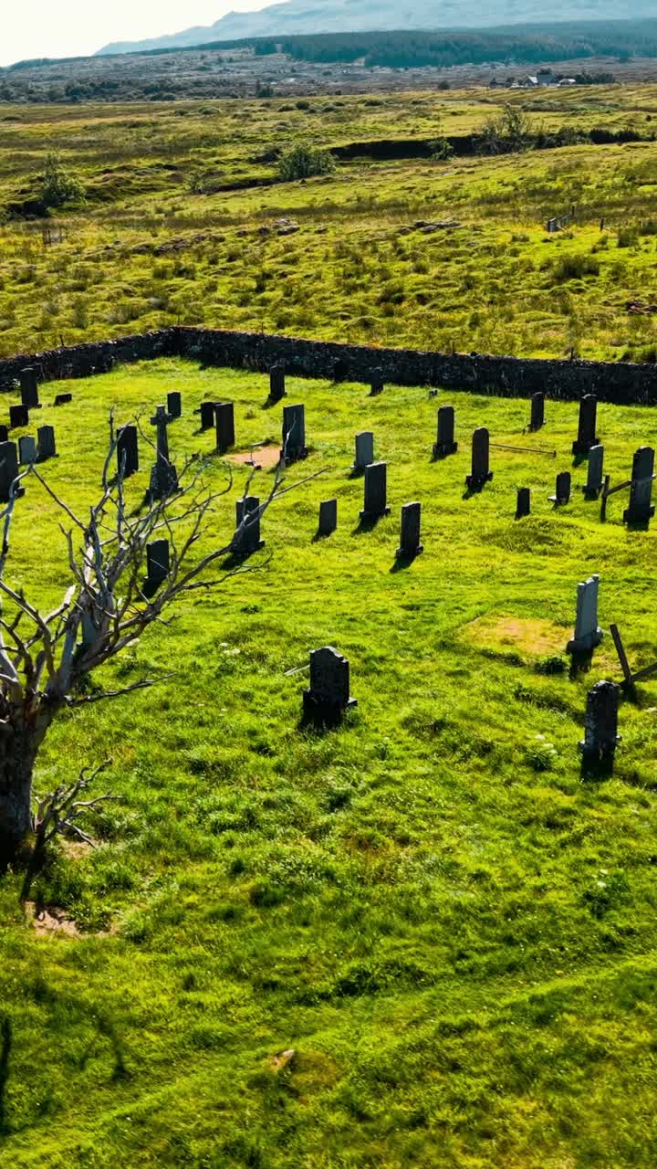 Cimitero verde con pietre erette nella Scozia rurale.