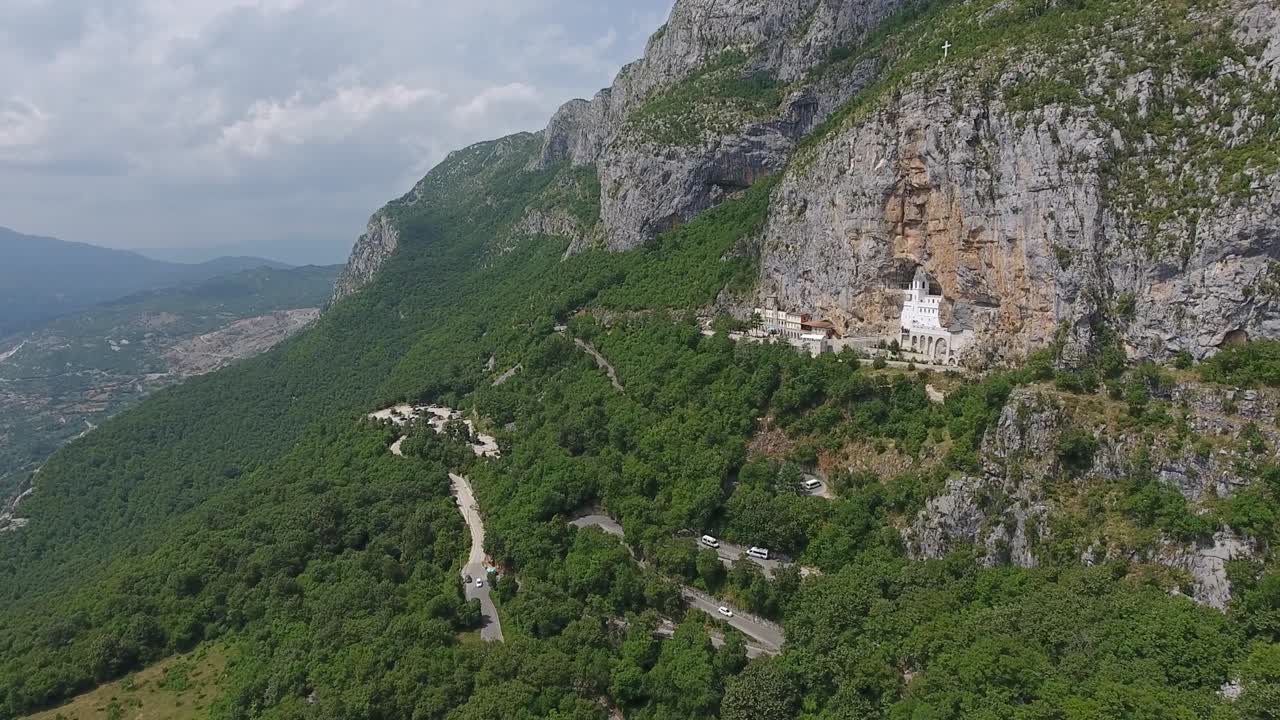 vista aérea de la iglesia del monasterio de ostrog